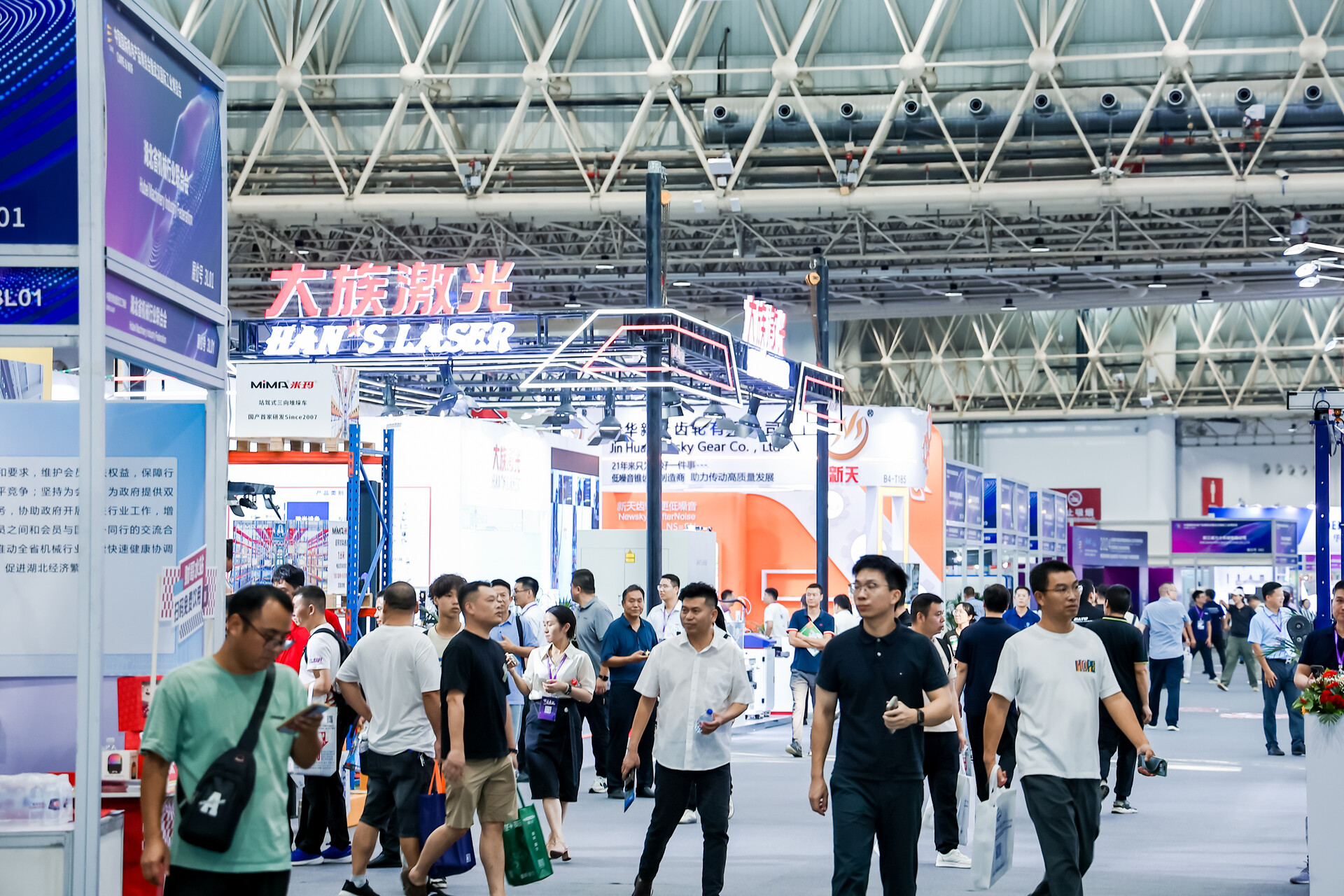 技術(shù)突破與資本博弈：2024人形機(jī)器人產(chǎn)業(yè)大變革的背后
