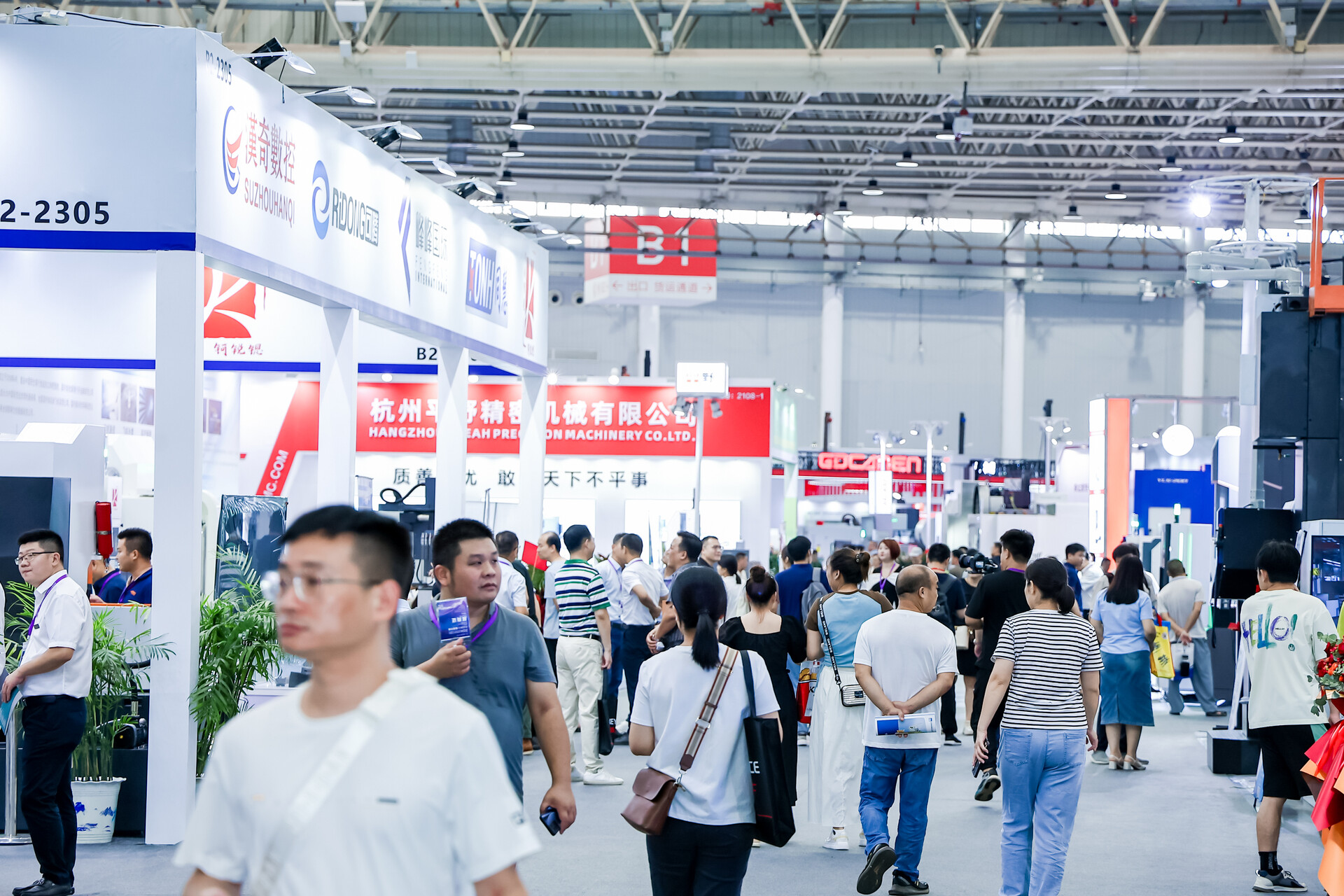 當(dāng)人類與機(jī)器對(duì)話，2025武漢自動(dòng)化及機(jī)器人展是他們的共舞舞臺(tái)
